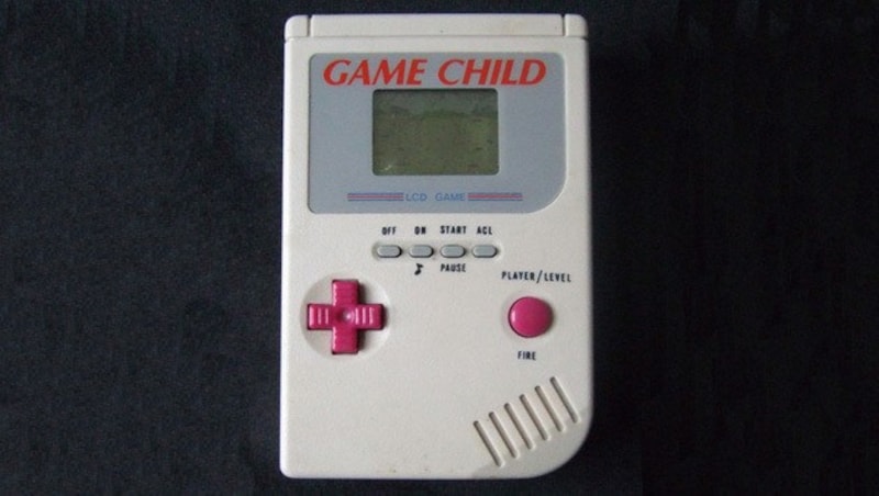Bei diesem Game Child dürfte es sich um das uneheliche Kind von Nintendos Game Boy handeln. (Bild: reddit.com/r/crappyoffbrands/comments/39xnay/nailed_)