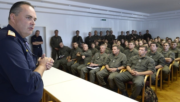 Der Landespolizeikommandant des Burgenlands, Hans Peter Doskozil, beim Briefing der Soldaten (Bild: APA/ROBERT JAEGER)