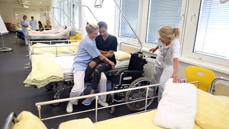 Wie hebt man einen Patienten vom Bett in einen Rollstuhl, ohne ihn oder sich selbst zu verletzen? (Bild: Gerhard Bartel)
