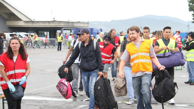 Kommen und gehen - die Flüchtlinge zieht es aus der Steiermark weiter nach Deutschland. (Bild: Kronenzeitung)