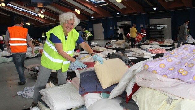 Monika Frühbauer richtet die Notbetten für die Ankunft der nächsten Flüchtlinge her. (Bild: Kronenzeitung)
