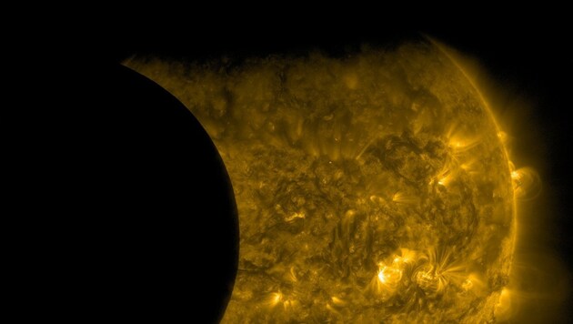 Die doppelte Sonnenfinsternis: Oben der Erdschatten, links der des Mondes (Bild: NASA/SDO/AIA)