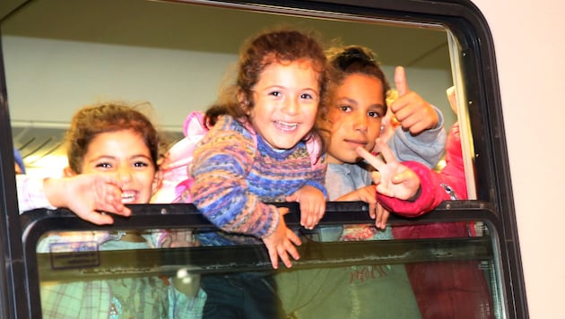 50 hungrige, aber glückliche Kinder trafen am Klagenfurter Hauptbahnhof ein. (Bild: Kronenzeitung)
