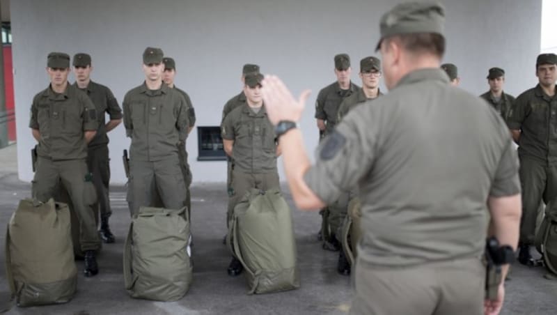 Das Jägerbataillon 17 aus der Steiermark ist mit 60 Mann, Lkws und Containern marschbereit. (Bild: APA/ERWIN SCHERIAU)