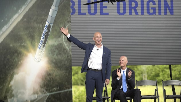 Jeff Bezos (links) bei der Präsentation seiner Pläne (Bild: AP)