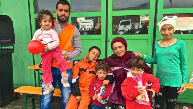 Hussein Merhi mit einer Flüchtlingsfamilie. Er sprang als Dolmetscher ein. (Bild: Hannes Wallner)