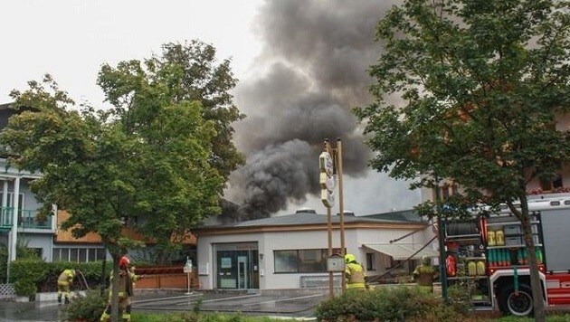 Schwarzer Rauch drang aus der Lackiererei der Auto-Werkstätte. (Bild: Faistauer)