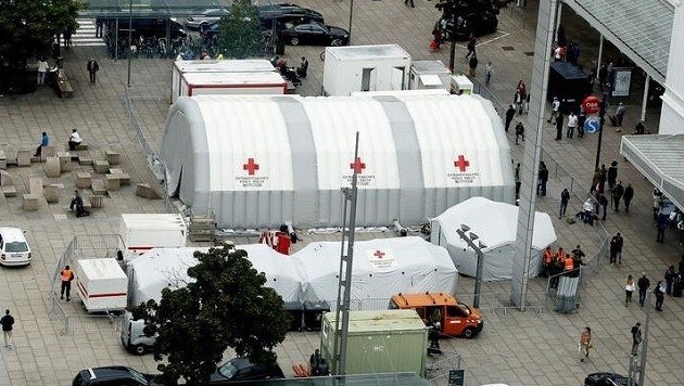 Zelt des Roten Kreuzes am Bahnhof: Hier werden Verletzte, geschwächte Frauen und Kinder versorgt. (Bild: Markus Tschepp)