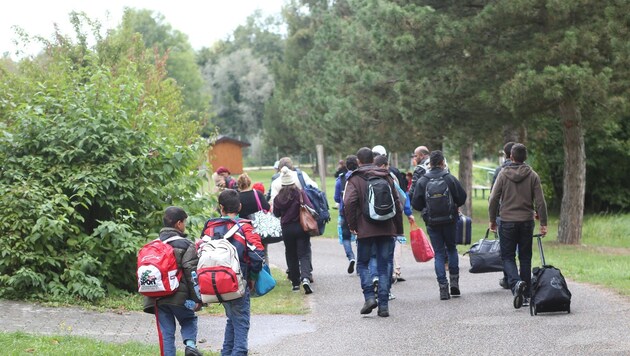 160 Flüchtlinge machten sich von Mühlheim Richtung Deutschland auf (Bild: Pressefoto Scharinger © Daniel Scharinger)