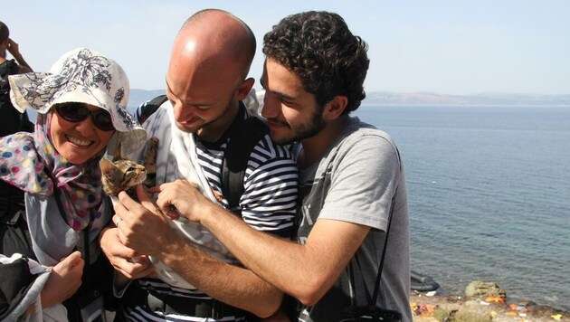 Der Flüchtling ist erleichtert: Er hat es mit seiner Katze "Zaytouna" nach Griechenland geschafft. (Bild: Twitter.com/The 47th)