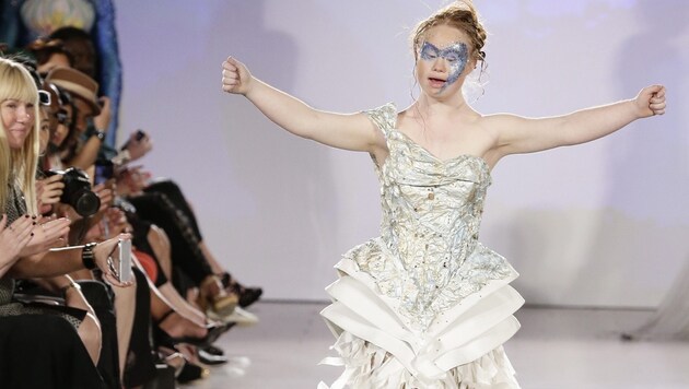 Madeline Stuart erntete für ihren Auftritt bei der Fashion Week in New York großen Beifall. (Bild: APA/EPA/JASON SZENES)
