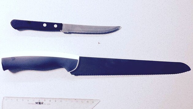 Diese Messer trug der Jungkoch bei seiner Festnahme bei sich. (Bild: APA/POLIZEI)