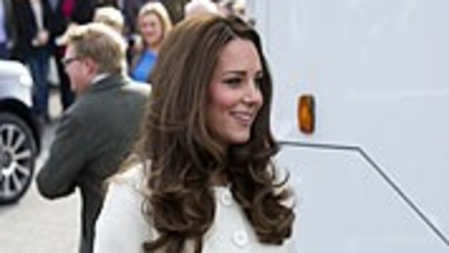 Im weißen Mantel besuchte Herzogin Kate das Set der Serie "Downton Abbey" am 12. März. (Bild: AFP)
