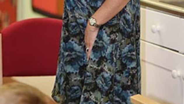 Beim Besuch eines Kinderzentrums im Februar trägt Herzogin Kate ein bequemes Umstandskleid. (Bild: AP)