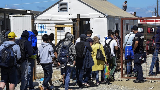 Greece is the first stop in Europe for many migrants from the Middle East. Onward travel to Germany is now to be practically ruled out by increased controls at all German borders. (Bild: APA/EPA/GEORGI LICOVSKI)