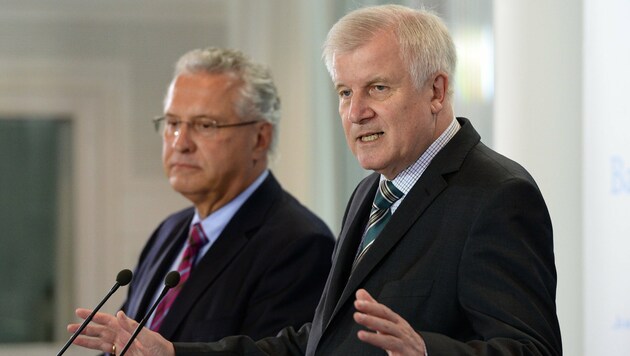 Bayerns Innenminister Joachim Herrmann (links) und Ministerpräsident Horst Seehofer (Bild: APA/dpa/Andreas Gebert)