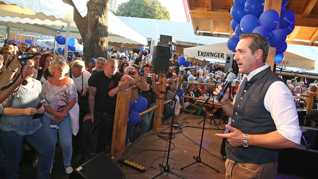 Heinz-Christian Strache bei seiner Rede vor den Anhängern der FPÖ. (Bild: Peter Tomschi)
