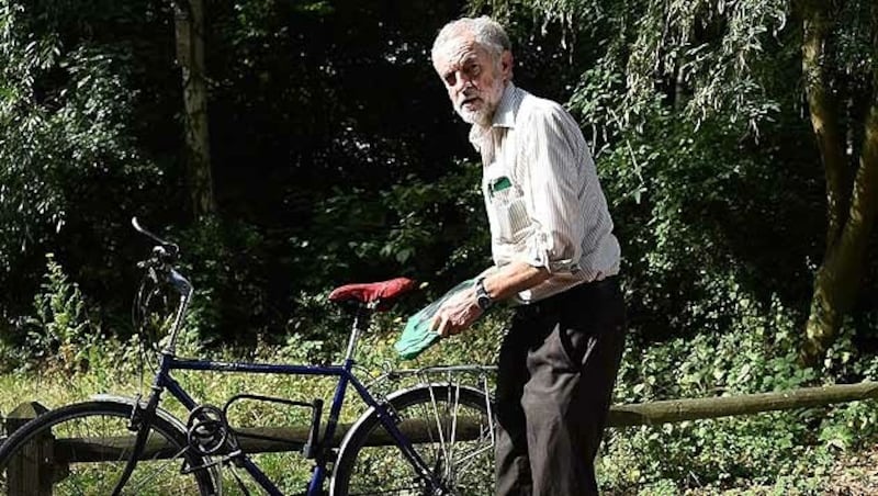Zu öffentlichen Terminen kommt Corbyn auch mit Fahrrad und in Sandalen. (Bild: APA/EPA/Andy Rain)