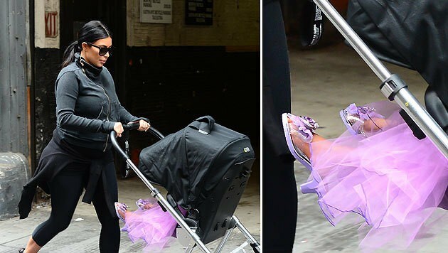 Kim Kardashian schiebt "Prinzessin Nori" im Kinderwagen. Die Kleine trägt Stöckelschuhe. (Bild: Splash)