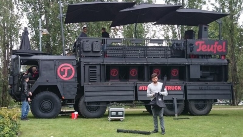 So geht es auch: Mehrere Rockster im Verbund auf dem Teufel-Truck zur Berliner IFA. (Bild: Dominik Erlinger)