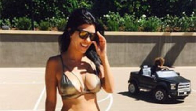 Kourtney Kardashian fährt im goldenen Bikini Dreirad. (Bild: Instagram)