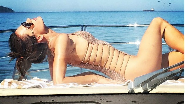 Model Alessandra Ambrosio (34) stellte dieses Foto von sich beim Relaxen auf einer Jacht ins Netz. (Bild: instagram.com/alessandraambrosio)