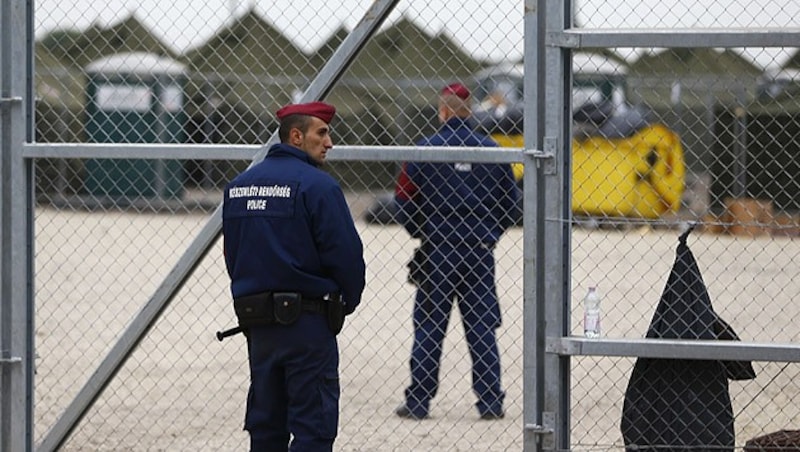 Ungarische Polizisten in einem Flüchtlingscamp an der serbisch-ungarischen Grenze (Bild: AP)