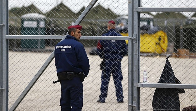 Ungarische Polizisten in einem Flüchtlingscamp an der serbisch-ungarischen Grenze (Bild: AP)