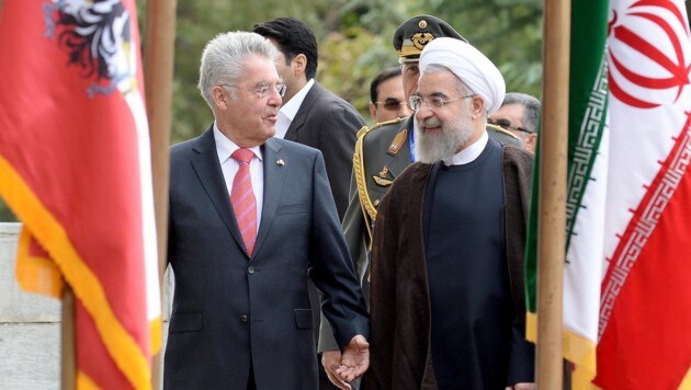 Bundespräsident Heinz Fischer beim Empfang durch Irans Präsident Hassan Rohani (Bild: APA/EPA/ROLAND SCHLAGER)