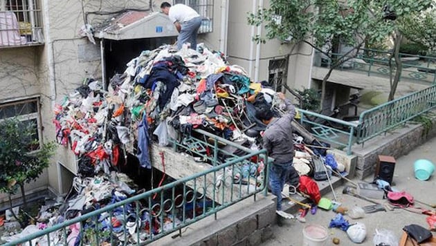Unfassbar: Meterhoch türmte sich der Müll vor dem Messie-Haus (Bild: CEN)