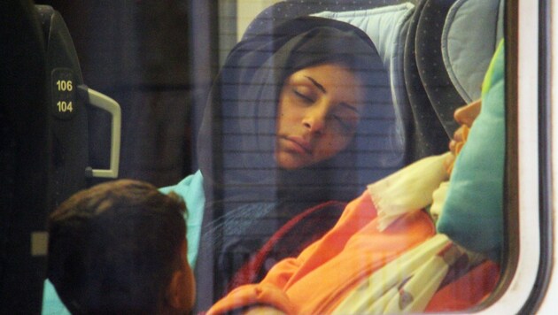 Im Zug ist diese Frau aus Syrien eingeschlafen. Ihr Ziel ist Frankfurt - und ein Leben ohne Angst. (Bild: Kronenzeitung, Christian Jauschowetz)