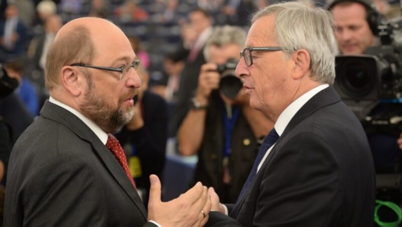 Martin Schulz, Präsident des EU-Parlaments, und Kommissionspräsident Jean-Claude Juncker (Bild: APA/EPA/PATRICK SEEGER)