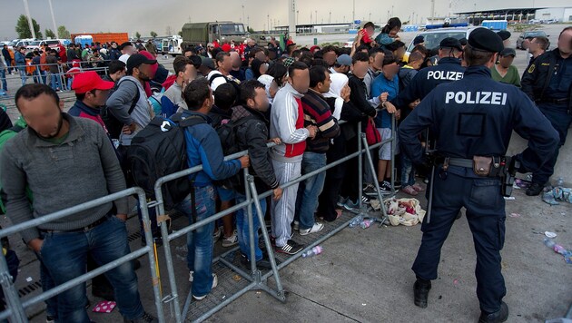 Rund 15.000 Asylberechtigte, die 2015 ins Land kamen, wären heuer berechtigt, einen Antrag auf unsere Staatsbürgerschaft zu stellen. (Bild: APA/EPA/CSABA KRIZSAN, Krone KREATIV)