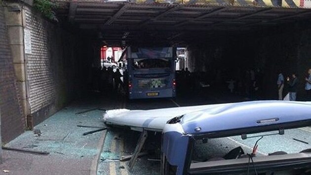 Das Bus-Dach wurde förmlich weggeschnitten, der Bus kam im Tunnel zum Stillstand. (Bild: Farukh Gafoor)