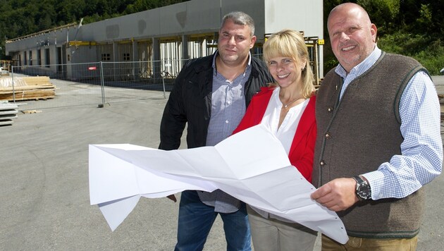 Michael Yudelson, Bgm. Sonya Feinig und Herbert Scheiring vor dem Rohbau der neuen Fabrikshalle. (Bild: Dieter Arbeiter)