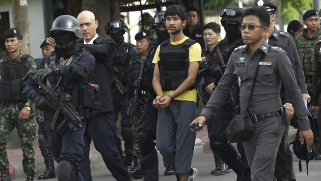 Der Verdächtige bei der Tatortbegehung in Bangkok (Bild: AP)