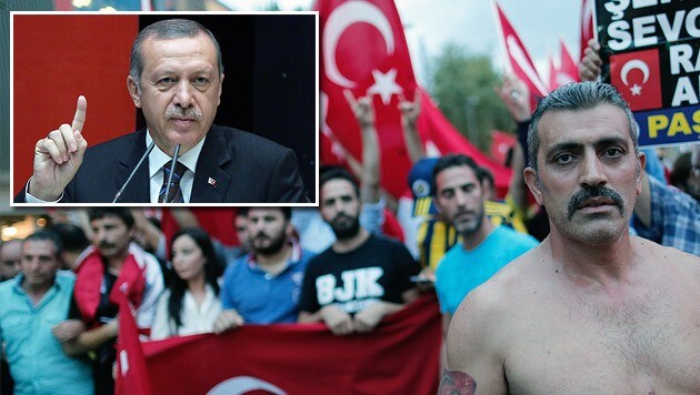 Anhänger von Präsident Erdogan (kl. Bild) demonstrieren in Istanbul gegen die PKK. (Bild: AP, APA/EPA/SEDAT SUNA)