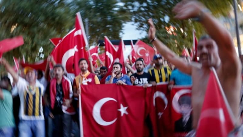 Demonstranten in Istanbul werfen der HDP vor, der politische Arm der PKK zu sein. (Bild: APA/EPA/Sedat Suna)