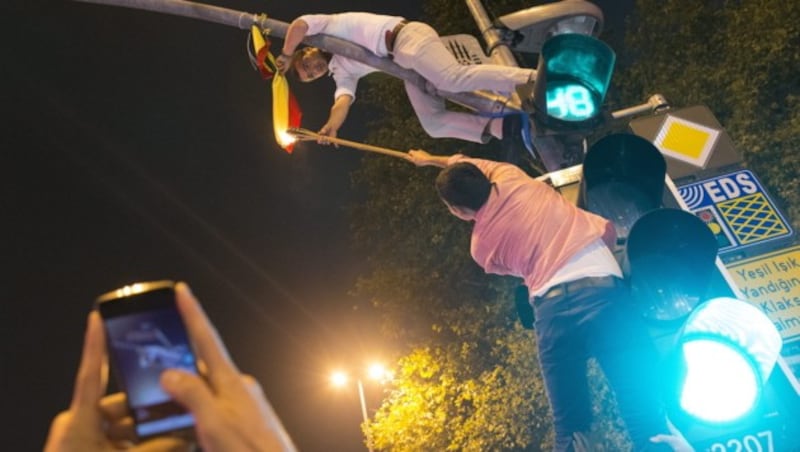 Türken verbrennen eine PKK-Flagge. (Bild: APA/EPA/Tolga Bozoglu)