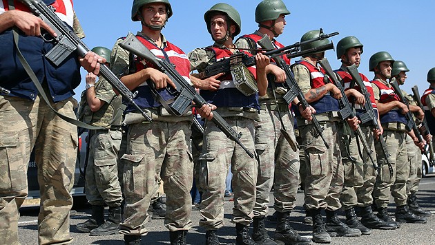 Türkische Soldaten an der syrischen Grenze (Bild: AP)