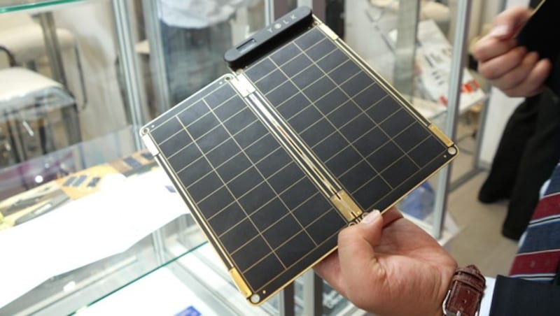 Die Firma YOLK zeigt auf der IFA ein modulares Solar-Ladegerät, das besonders dünn ist. (Bild: Dominik Erlinger)