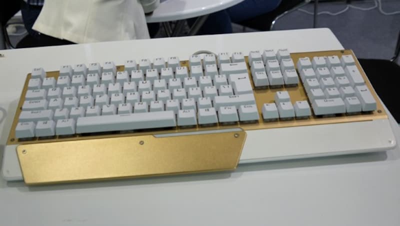 Eine mechanische Tastatur für Gamer mit einer Vorliebe für Eingabegeräte in Gold-Optik. (Bild: Dominik Erlinger)