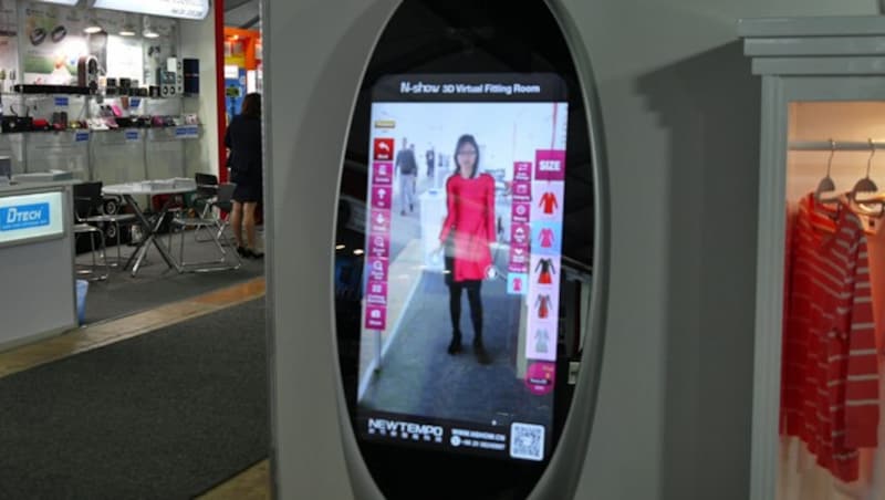 Anprobe ohne Kabine: Für 5.000 Dollar verkauft ein chinesischer Hersteller diesen smarten Spiegel. (Bild: Dominik Erlinger)