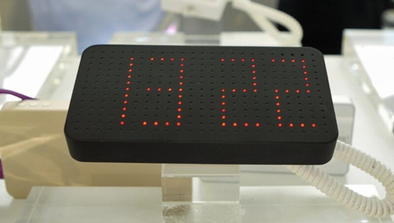 Ein chinesischer Hersteller bietet auf der IFA externe Akkus mit LED-Uhrenfunktion an. (Bild: Dominik Erlinger)