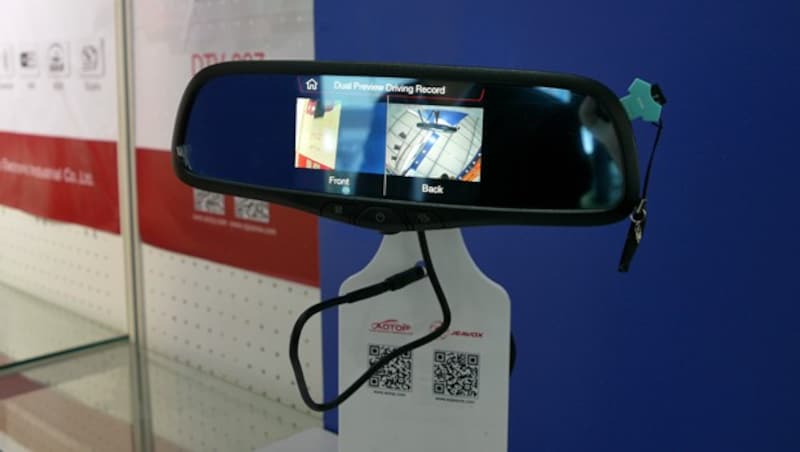 Intelligenter Rückspiegel: Dient als Navi, spielt Videos ab und kann mit Dashcams verbunden werden. (Bild: Dominik Erlinger)