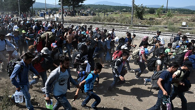 2015: Migranten passieren die griechisch-mazedonische Grenze. (Bild: AP)