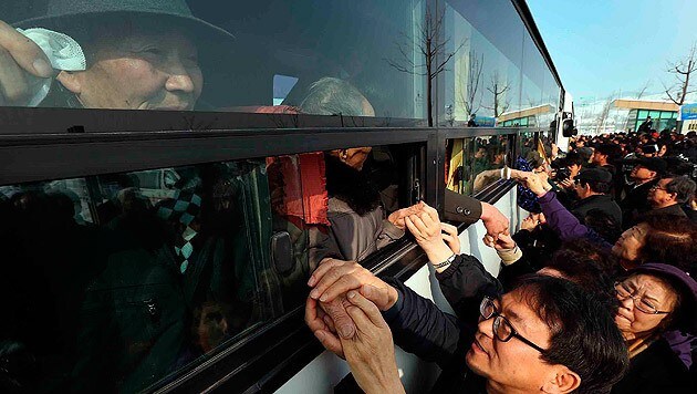 Südkoreaner begrüßen ihre Angehörigen aus Nordkorea bei der letzten Zusammenführung im Jahr 2014. (Bild: AP)