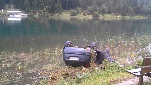 Der Wagen des Einheimischen landete im flachen Seeufer am Dach . (Bild: ZOOM-Tirol)