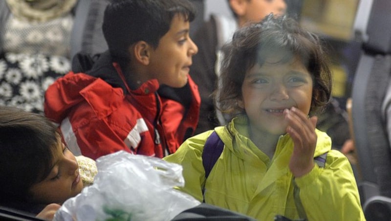 Flüchtlingskinder am Salzburger Hauptbahnhof (Bild: APA/BARBARA GINDL)