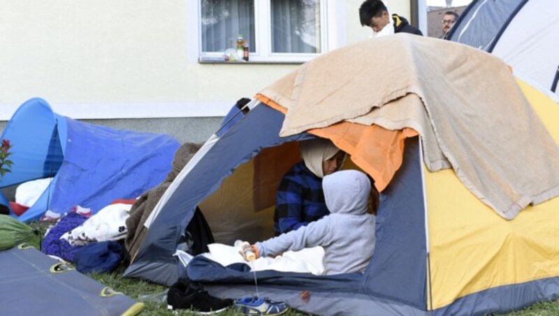 Flüchtlinge, die vor dem Bahnhof in Nickelsdorf übernachtet haben (Bild: APA/HERBERT P. OCZERET)